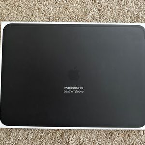 Macbook Pro (15-inch) Leather Sleeve MTEJ2ZM/A Black